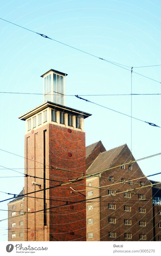 DU und der Hafen Stadt Menschenleer Haus Industrieanlage Bauwerk Gebäude Fassade blau braun Duisburg Binnenhafen Speicher Turm Backsteinfassade Himmel