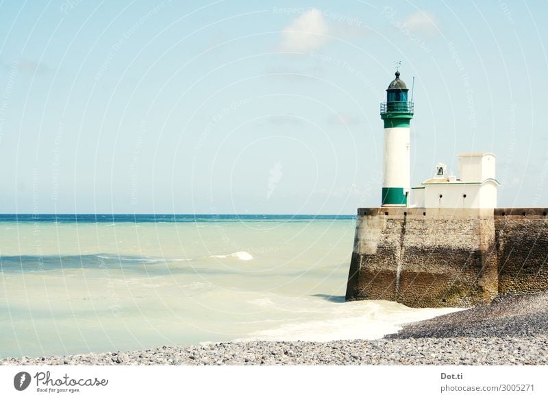 le phare Himmel Wellen Küste Strand Meer Leuchtturm blau grün weiß Ferien & Urlaub & Reisen Normandie Frankreich Hafeneinfahrt Kaimauer Kieselstrand maritim