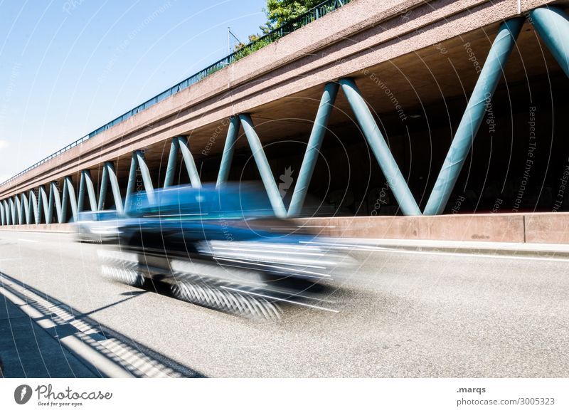 Stadtauswärts | On the road again Ausflug Wolkenloser Himmel Verkehr Verkehrsmittel Verkehrswege Straßenverkehr Autofahren Autobahn Schnellstraße PKW Linie