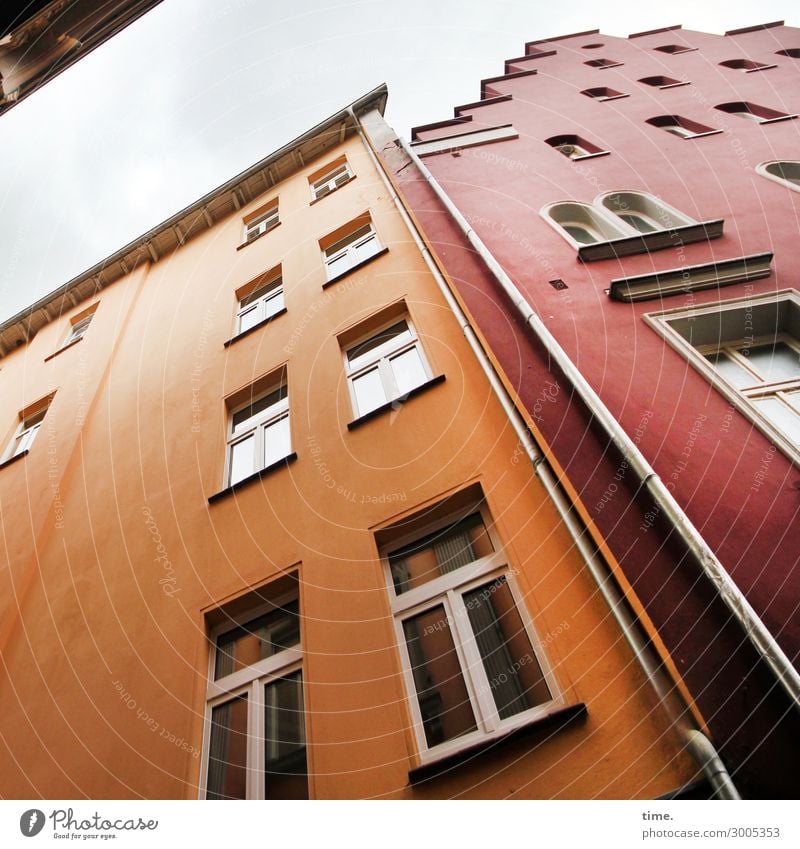 abstützende Altbauten Himmel Stadtzentrum Haus Hochhaus Mauer Wand Fassade Fenster Dach Dachrinne Fenstersims Fallrohr Farbe Stein hoch Originalität mehrfarbig