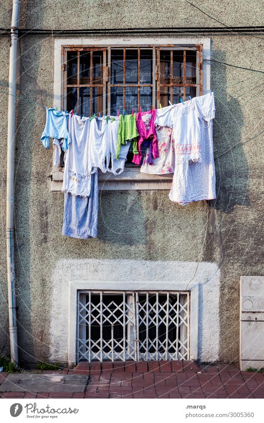 Verwaschen Häusliches Leben Fassade Fenster Bekleidung Wäscheleine Altbau hängen alt Verfall gewaschen Farbfoto Außenaufnahme Menschenleer Textfreiraum oben