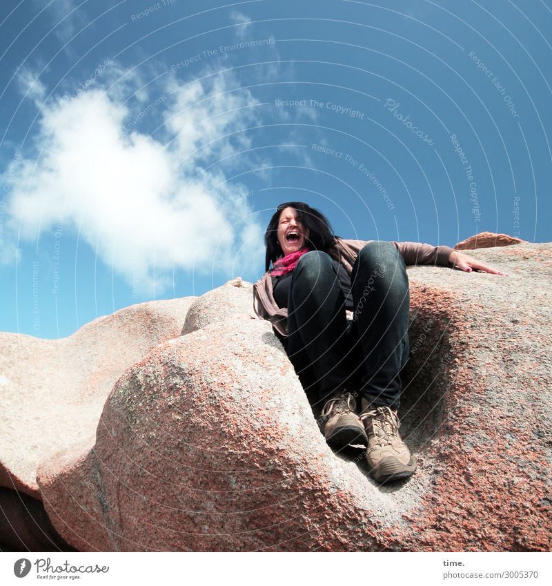 Stone Rock (I) feminin Frau Erwachsene 1 Mensch Himmel Wolken Schönes Wetter Berge u. Gebirge Felsen Bretagne festhalten hocken lachen sitzen Lebensfreude