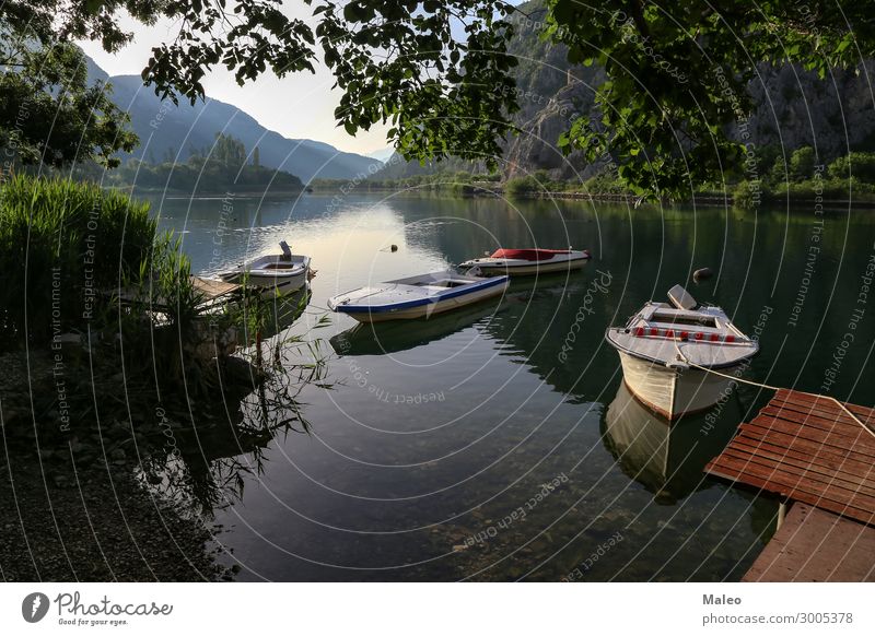 Fischerboote auf dem See Angeln Wasserfahrzeug Morgen Natur Hintergrundbild Sommer Landschaft Außenaufnahme Ferien & Urlaub & Reisen Reisefotografie schön