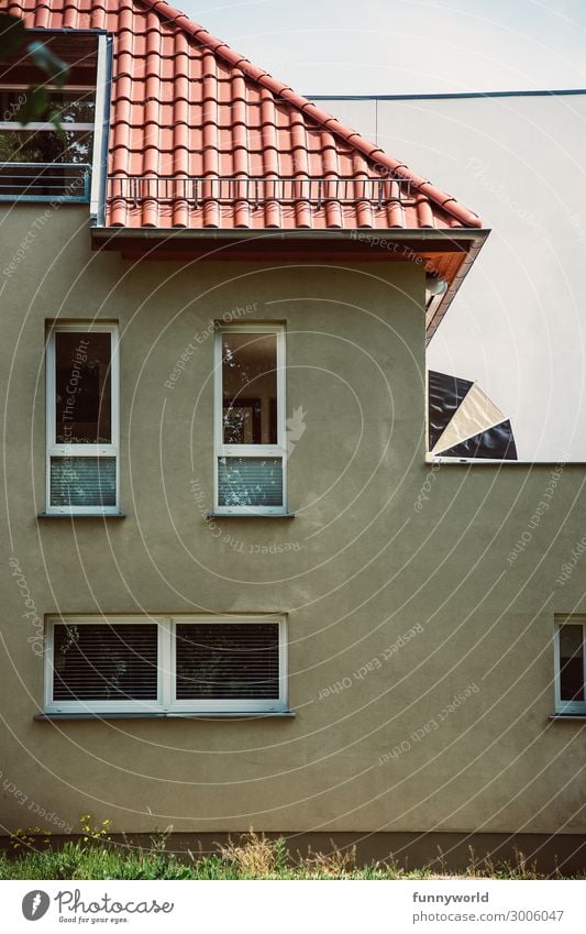 Wohnhaus mit beiger Fassade und rotes Dach Dorf Kleinstadt Stadt Stadtrand Menschenleer Haus Einfamilienhaus Mauer Wand Fenster Armut eckig hässlich trist