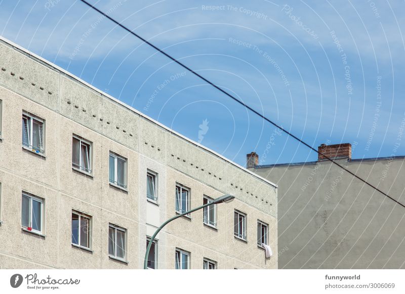 Hausfassade mit Fenstern und Kabel Kleinstadt Stadt Menschenleer Bauwerk Gebäude Architektur Mehrfamilienhaus Mauer Wand Fassade Schornstein eckig Laterne grau