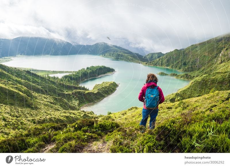 Junge Frau mit Rucksack vor Gebirgssee auf den Azoren Freude Glück Ferien & Urlaub & Reisen Tourismus Ausflug Abenteuer Ferne Freiheit Expedition Insel