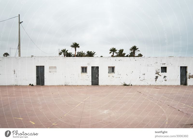 gebäude Umwelt Wolken schlechtes Wetter Dorf Kleinstadt Stadtrand Menschenleer Haus Bauwerk Gebäude Architektur Mauer Wand Fassade Fenster Tür alt Süden Spanien