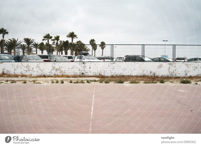 parken Sportstätten Umwelt Stadt Menschenleer Bauwerk Verkehrsmittel Fahrzeug PKW entdecken Ferien & Urlaub & Reisen alt Mauer Zaun Parkplatz Palme Spanien