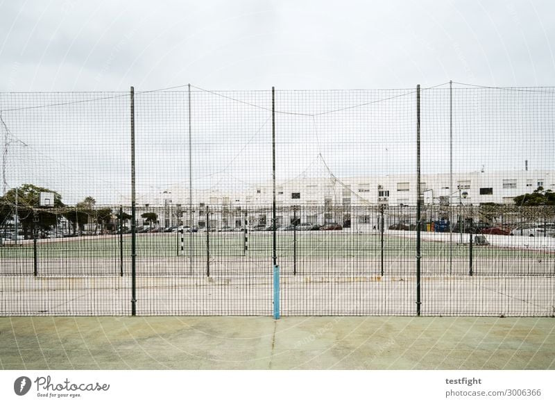 zäune Freizeit & Hobby Spielen Sport Ballsport Sportstätten Fußballplatz Park Stadt Bewegung Zaun gefangen Tor Blick leer unbenutzt Farbfoto Gedeckte Farben