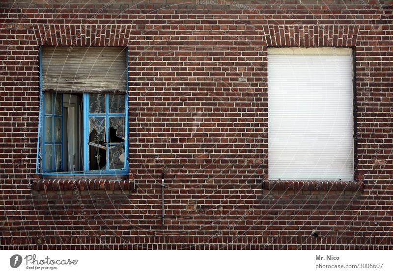 windows 2.0 Dorf Stadt Haus Ruine Bauwerk Gebäude Mauer Wand Fassade Fenster alt blau weiß geschlossen offen Rollladen kaputt Häusliches Leben paarweise Verfall