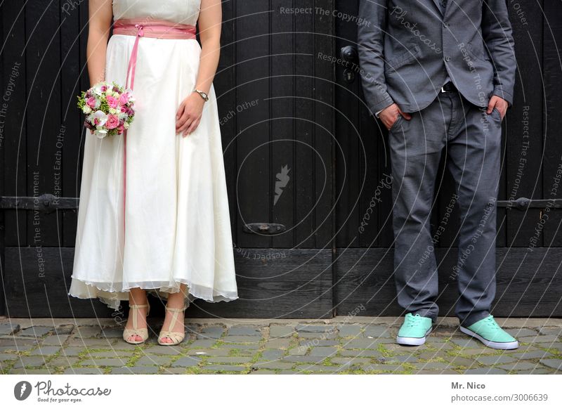 kopf hoch Feste & Feiern Hochzeit maskulin feminin Frau Erwachsene Mann Paar Partner 2 Mensch Kleid Anzug stehen Sympathie Zusammensein Liebe Verliebtheit