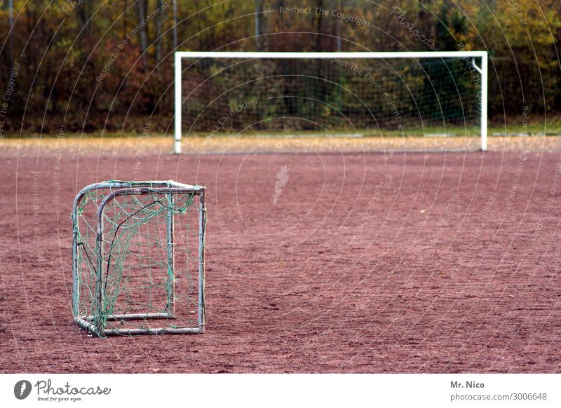 Flach spielen,hoch gewinnen ! Sport Ballsport Torwart Erfolg Verlierer Fußball Sportstätten Sportveranstaltung Fußballplatz Spielen Fußballtor Fußballvereine