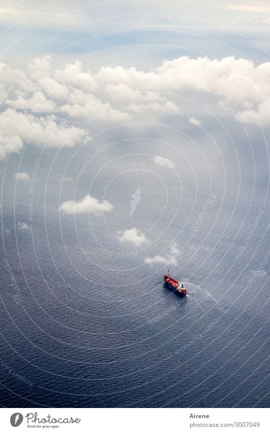 von oben herab Wasser Wolken Schönes Wetter Meer Schifffahrt Dampfschiff Containerschiff Öltanker Schwimmen & Baden klein unten blau rot weiß Abenteuer