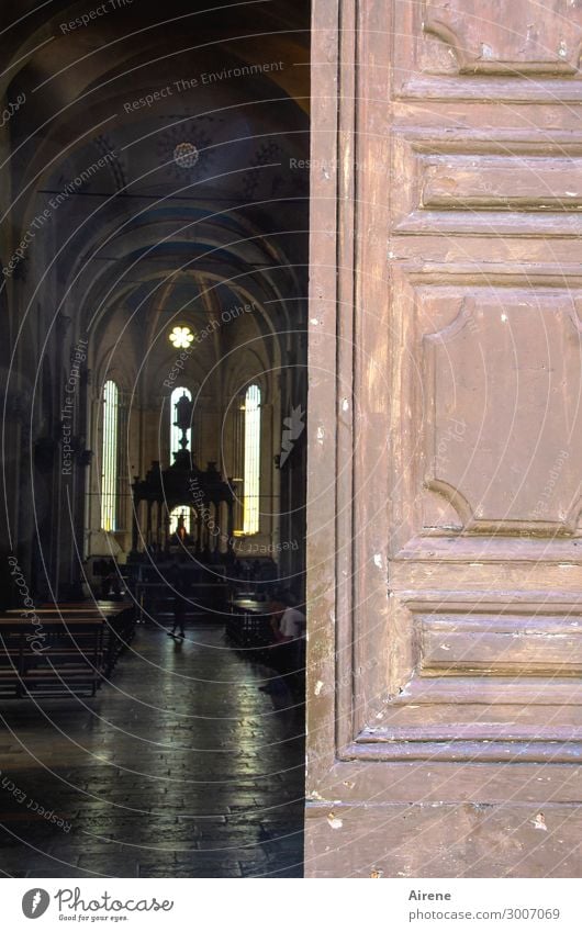 Entscheidung Mensch 1 Kirche Dom Architektur Altar Kirchenschiff Tor Kirchentür dunkel hell braun Wahrheit Toleranz Neugier Hoffnung Glaube Unglaube