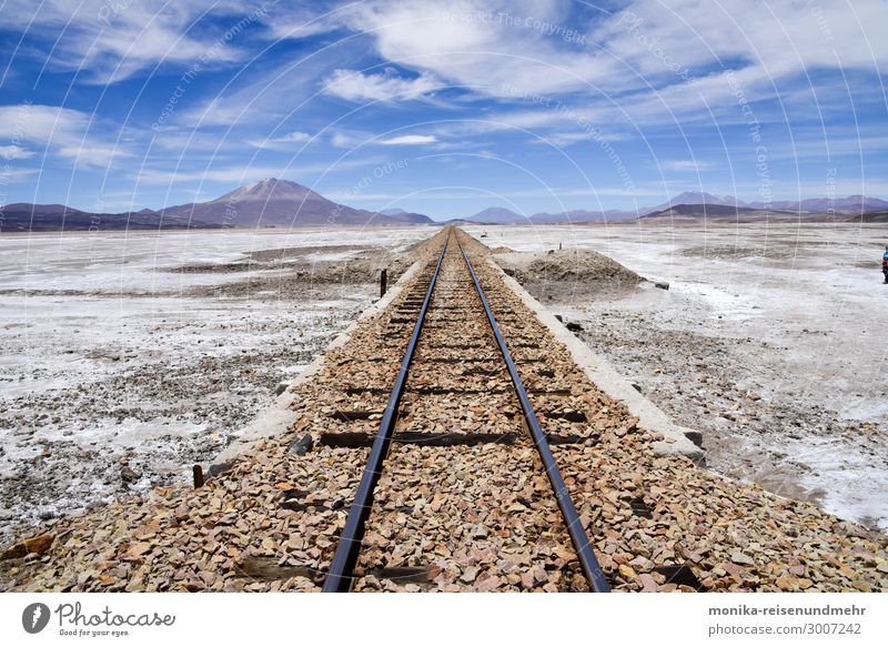 Endlose Weite gleis altiplano salar uyuni bolivien südamerika vulkan salzwüste hochgebirge hochebene