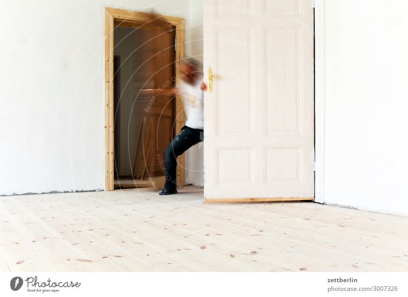 Ankunft again Altbau Altbauwohnung Bewegungsunschärfe Flur Holzfußboden Bodenbelag Mann Mauer Mensch Raum Innenarchitektur Textfreiraum Theaterschauspiel