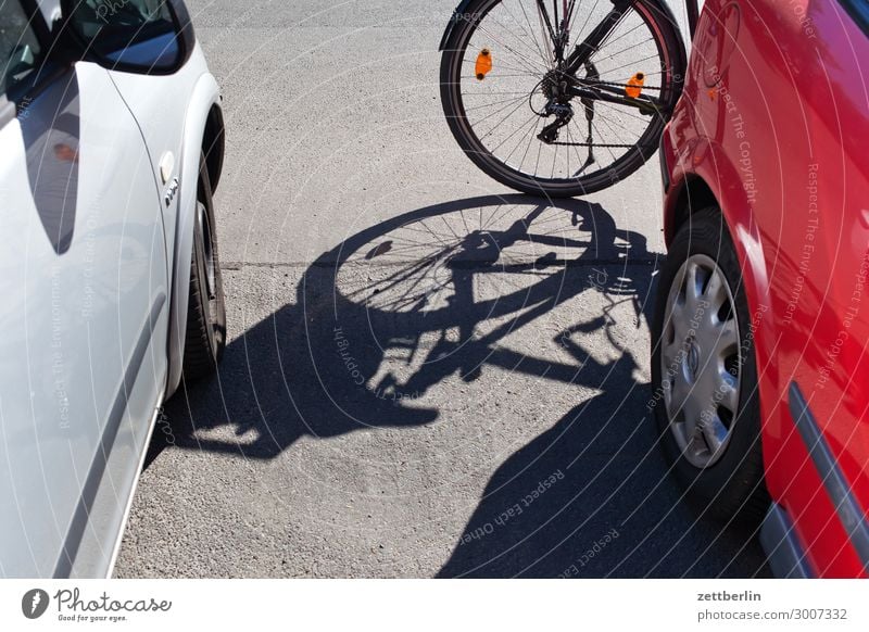 Vorfahrt PKW Fahrrad Fahrradfahren Fahrradtour bedrohlich gefährlich Risiko Rad Konflikt & Streit Licht Menschenleer Schatten Straße Straßenverkehr Textfreiraum