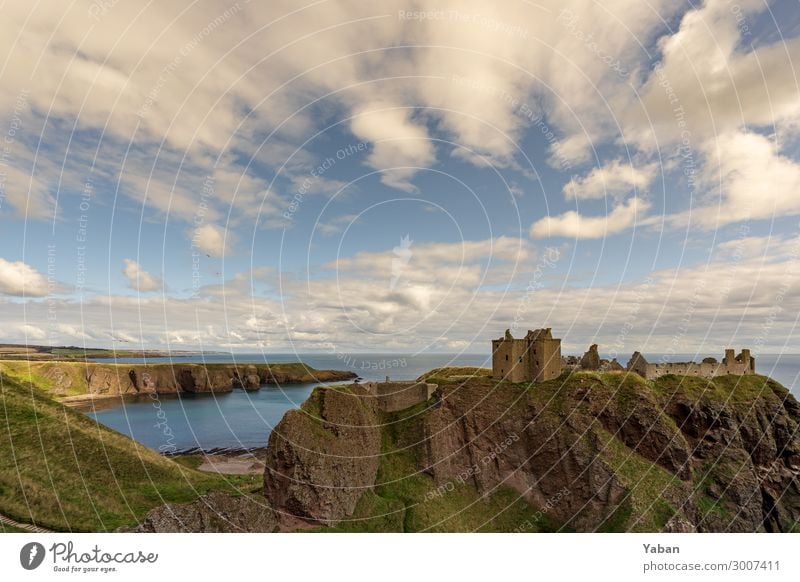 Dunnottar Castle and Bay Himmel Hügel Küste Strand Bucht Nordsee Menschenleer Sehenswürdigkeit Denkmal Natur Tourismus Verfall Vergangenheit Vergänglichkeit