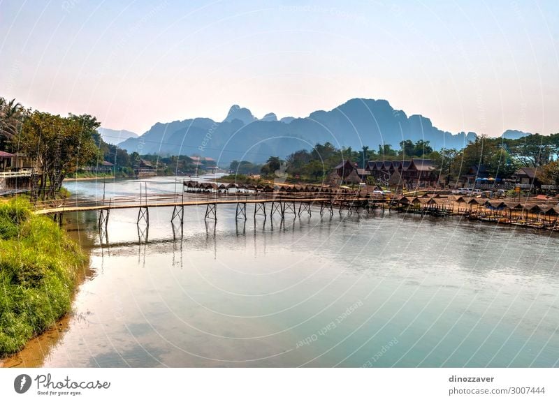 Vang Vieng mit dem Fluss, Laos Ferien & Urlaub & Reisen Tourismus Sommer Berge u. Gebirge Umwelt Natur Landschaft Himmel Wolken See Dorf Stadt Skyline Brücke