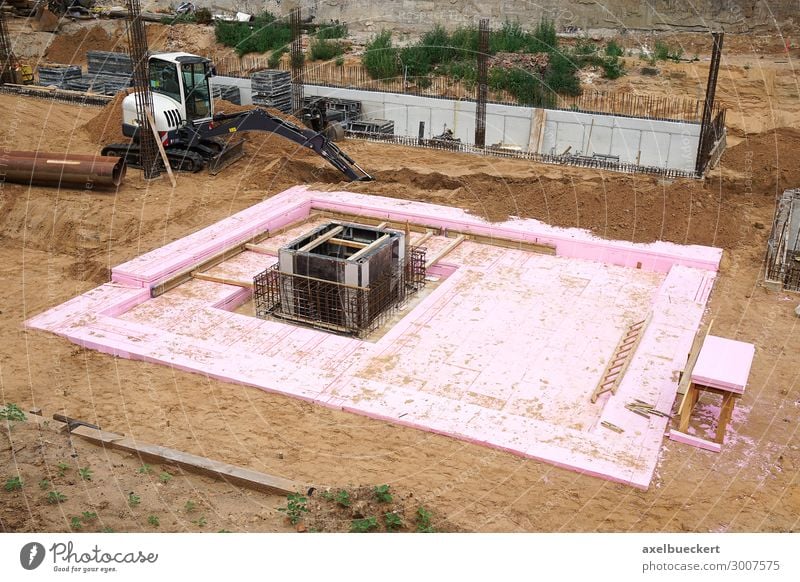 Baustelle mit Baugrube und Fundament Sand Haus Bauwerk Gebäude Architektur bauen Bagger Hausbau baugrube unvollendet Farbfoto Außenaufnahme Menschenleer