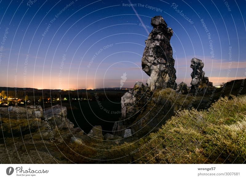 Nachts an der Teufelmauer Natur Landschaft Himmel Wolkenloser Himmel Nachthimmel Horizont Sommer Schönes Wetter Sträucher Hügel Felsen Teufelsmauer Harz dunkel