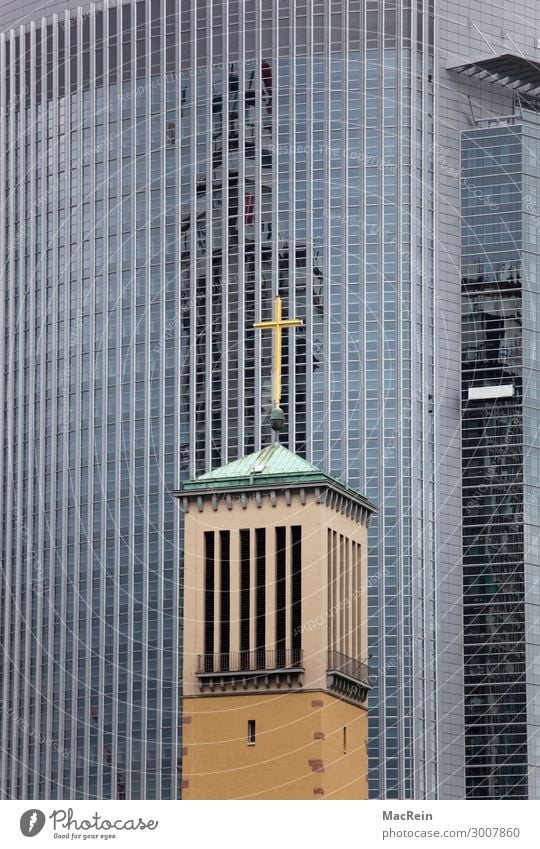 Gotteshaus in einer Bankenviertel Stadt Hauptstadt Stadtzentrum Hochhaus Bankgebäude Architektur Kreuz Religion & Glaube Kirche Kirchturm Christliches Kreuz