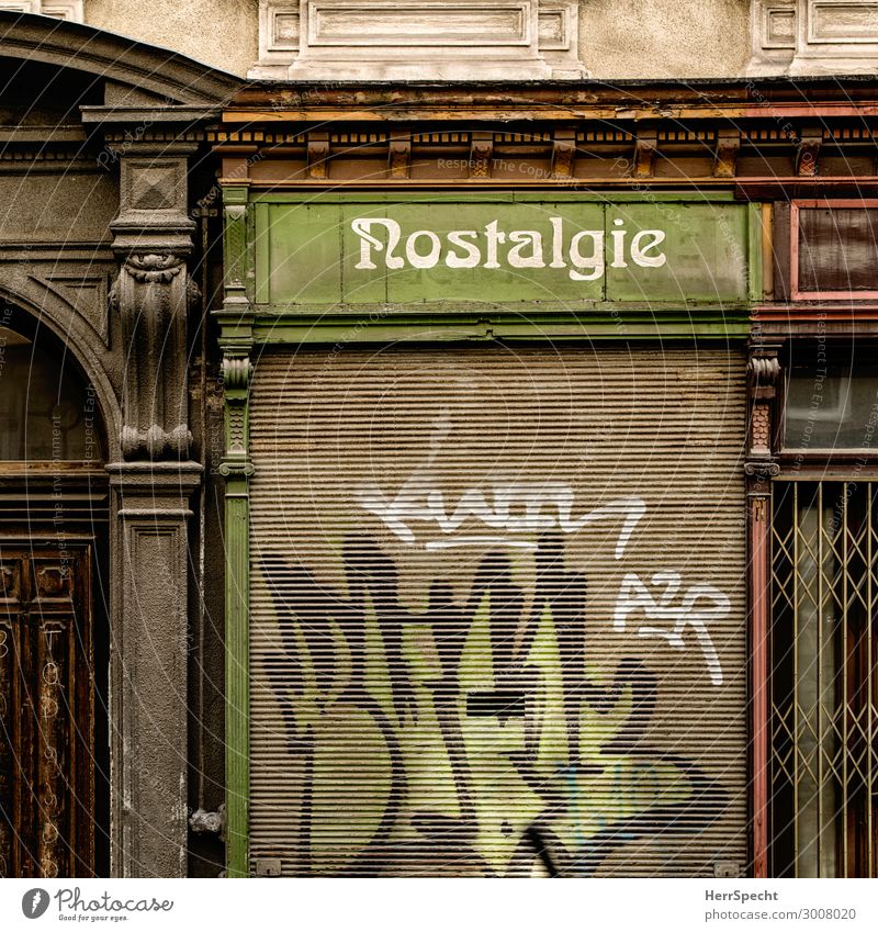 Gute alte Zeit - vorbei Wien Hauptstadt Stadtzentrum Altstadt Haus Gebäude Architektur Fenster Tür Stein Holz Schriftzeichen historisch trashig trist braun grau