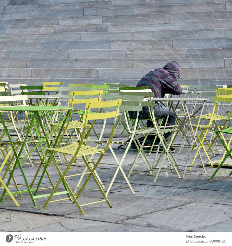 lonely Lifestyle ruhig Ausflug Städtereise Restaurant Bar Cocktailbar Stadtzentrum Platz Bauwerk Treppe Terrasse sitzen warten Armut authentisch einzigartig