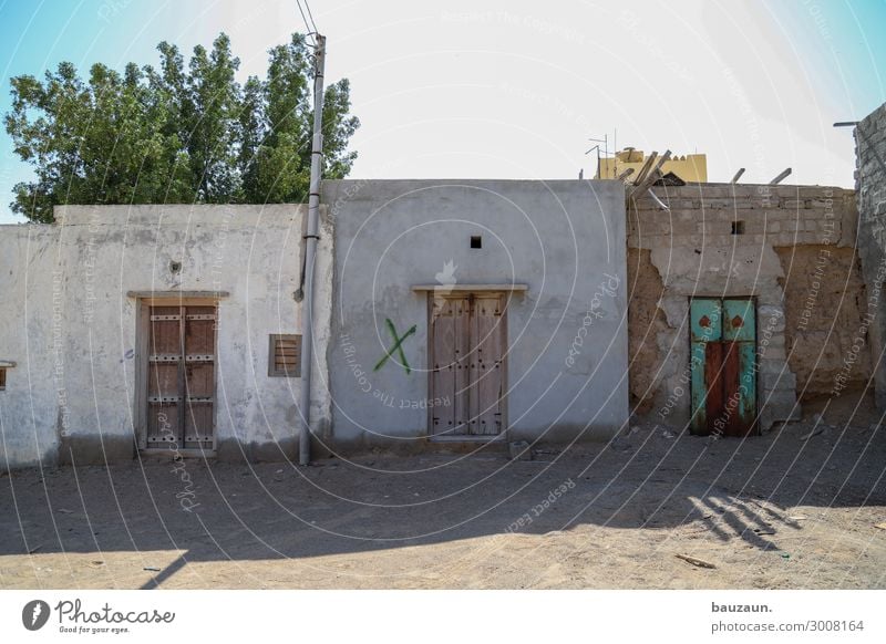 braun braun grün. Ferien & Urlaub & Reisen Häusliches Leben Wohnung Haus Natur Erde Sand Sonne Klima Baum Oman Bauwerk Gebäude Mauer Wand Fassade Tür Kreuz