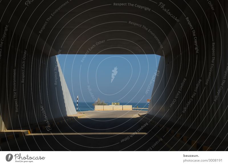 tunnelblick. Ferien & Urlaub & Reisen Tourismus Ferne Sommer Meer Schönes Wetter Oman Brücke Tunnel Verkehr Straße Wege & Pfade Verkehrszeichen fahren Blick