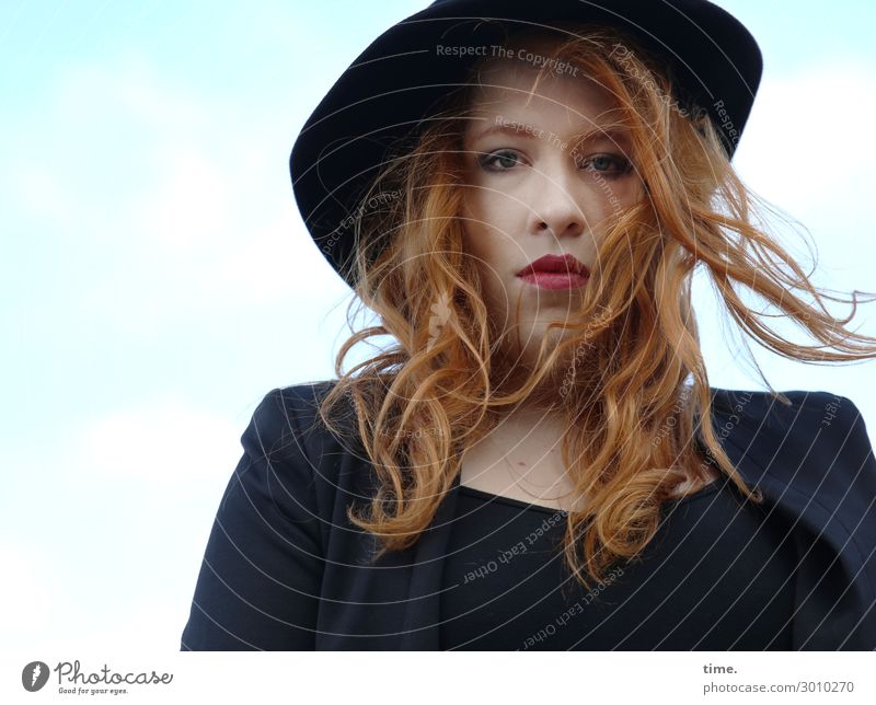 Anastasia feminin Frau Erwachsene 1 Mensch Himmel Wolken Schönes Wetter Wind T-Shirt Jacke Hut rothaarig langhaarig Locken beobachten Denken Blick warten