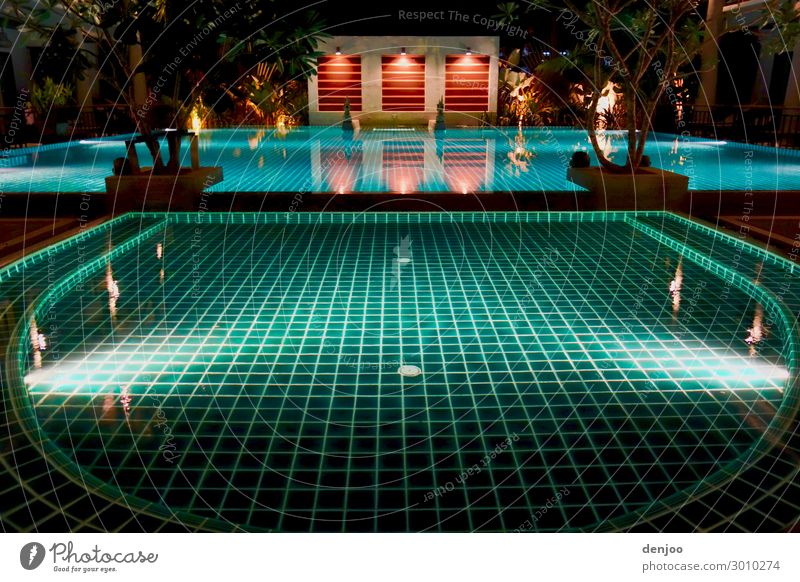 Swimmingpool Wellness Erholung ruhig Schwimmbad Schwimmen & Baden Ferien & Urlaub & Reisen Wasser Außenaufnahme Nacht Licht Schatten Kontrast