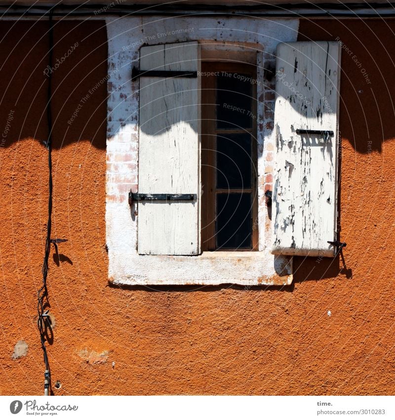 Französischer Hinterhof mit Fensterläden und Stromkabel im Spätsommer haus wand fenster nebeneinander nachbarn mauer putz licht schatten nachbarschaft hinterhof