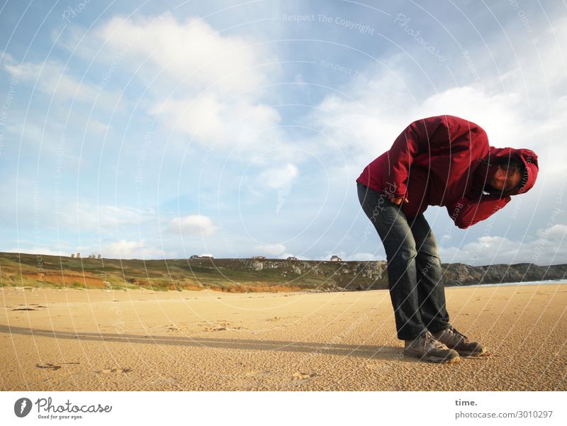 leichte Herbstbrise feminin Frau Erwachsene 1 Mensch Umwelt Natur Landschaft Sand Himmel Wolken Horizont Wind Sturm Küste Hose Jacke Anorak Kapuzenjacke