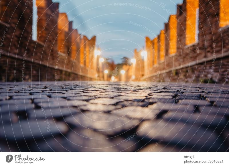 Ponte Scaligero Verona Menschenleer Brücke Pflastersteine Boden Sehenswürdigkeit Tourismus Farbfoto Außenaufnahme Nacht Kunstlicht Langzeitbelichtung