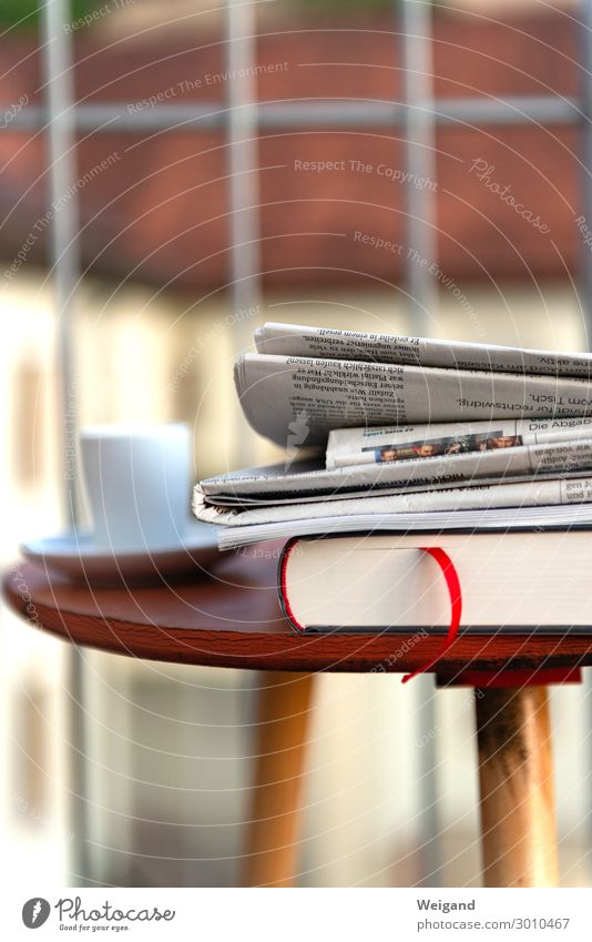 Zeitung Frühstück Espresso lesen träumen schön Literatur Balkon Pause ruhig Information Farbfoto Textfreiraum oben Textfreiraum unten Schwache Tiefenschärfe