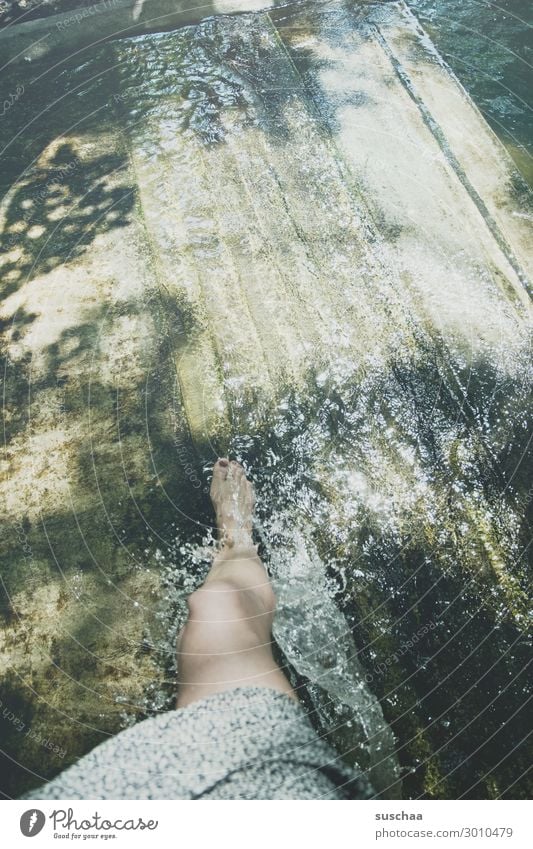 wasserpuddeln Fuß Wasser nass Kühlung Schwimmen & Baden See Wasserbecken Sommer heiß Erfrischung spritzen Wasseroberfläche Wassertropfen Barfuß Wellness Kur