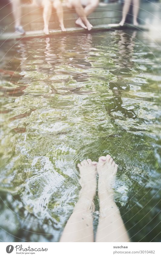 puddeln Füße Wasser nass Kühlung Schwimmen & Baden See Wasserbecken Sommer heiß Erfrischung spritzen Wasseroberfläche Wassertropfen Barfuß Wellness Kur