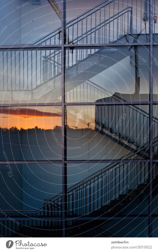 Treppenhaus Fassade Fenster Fensterfront Glasfassade Treppenabsatz Abstieg aufsteigen Geländer Treppengeländer Menschenleer Textfreiraum aufwärts abwärts Abend