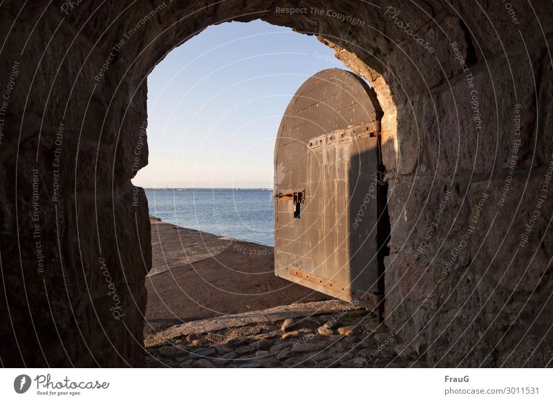 Die Tür zum Meer Ferien & Urlaub & Reisen Sommerurlaub Insel Wasser Schönes Wetter Ostsee Mauer Wand alt Pflastersteine Riegel Schloss Burg oder Schloss Schutz