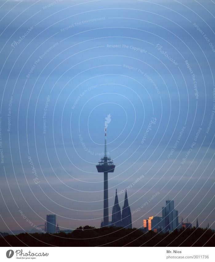 überragend Stadt Bauwerk Sehenswürdigkeit Wahrzeichen Colonius - Fernsehturm Kölner Dom hoch Westen Hochhaus Himmel Wetter Skyline Stadtzentrum Aussicht