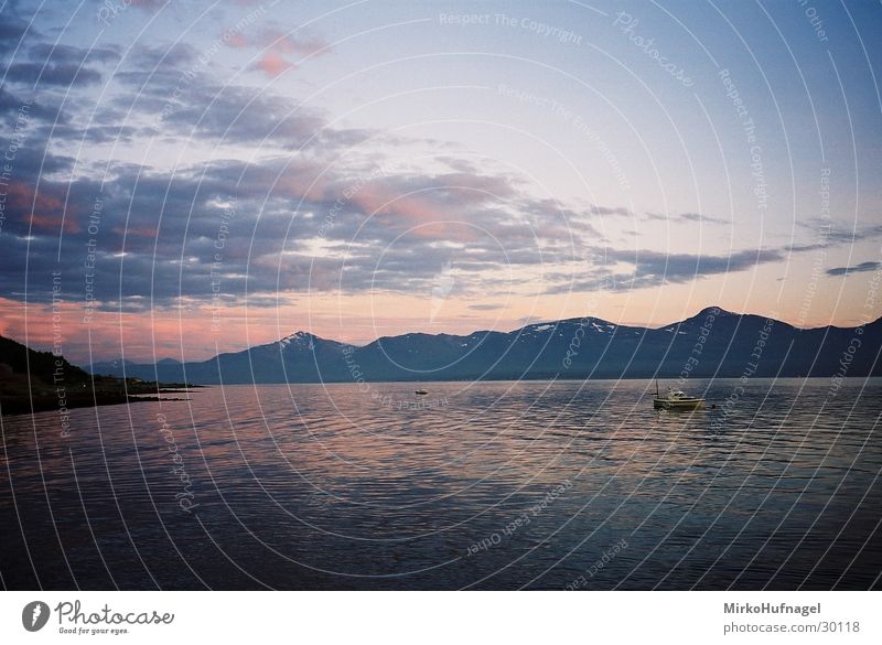 Mitternachtssonne II Skandinavien Norwegen Tromsø Wolken Nacht Sonnenuntergang Meer Wasserfahrzeug Polarkreis Himmel