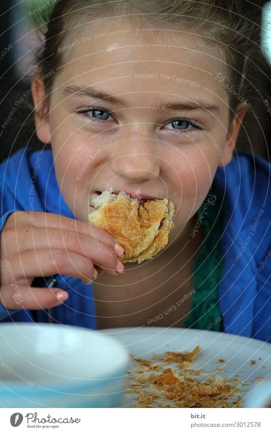 Mädchen beisst im Urlaub genussvoll, in ein Croissant. Lebensmittel Teigwaren Backwaren Frühstück Fastfood Ferien & Urlaub & Reisen Tourismus Sommer