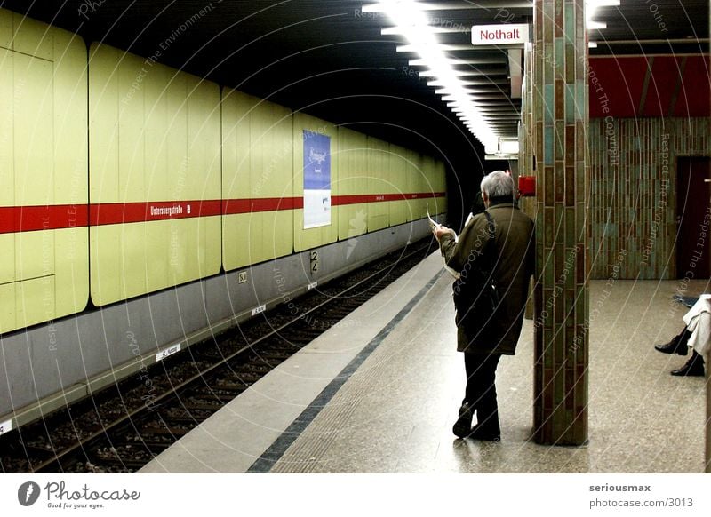 Nothalt U-Bahn Mann Zeitung grün München Mensch