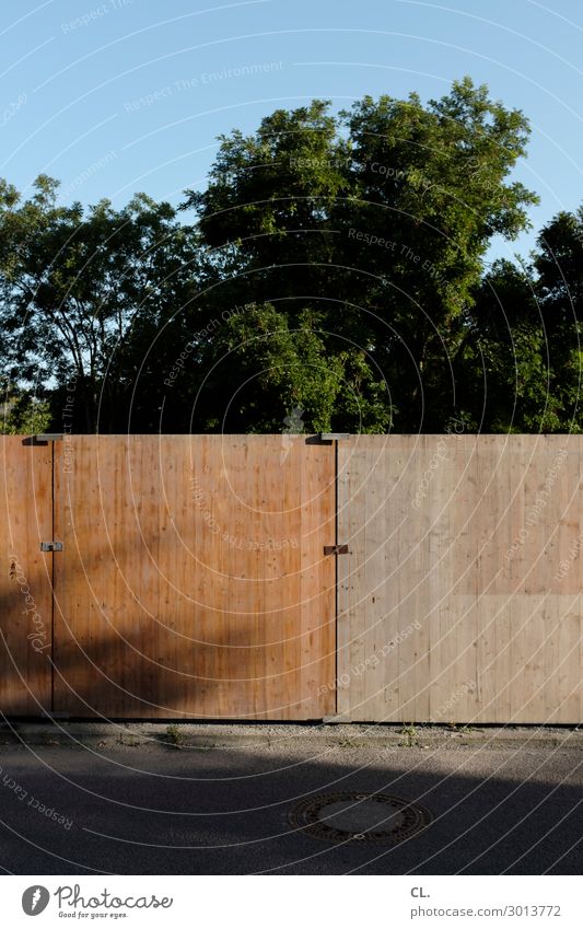 sichtschutz Baustelle Wolkenloser Himmel Sommer Schönes Wetter Baum Mauer Wand Verkehrswege Straße Wege & Pfade Barriere Sichtschutz Holzzaun Schutz Sicherheit