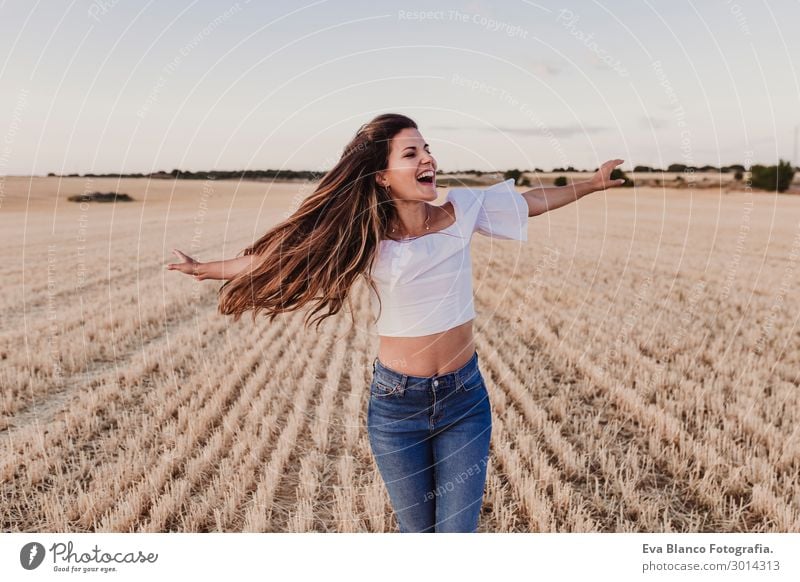 Mädchen genießt das gelbe Feld. Junge Frau tanzt im Freien. Freude Glück schön Freiheit Sommer Sonne Erwachsene Hand Natur Landschaft Wind Wärme Mode Bekleidung