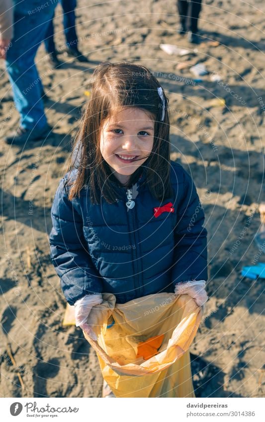 Mädchen mit Müll, der vom Strand gesammelt wurde. Glück Kind Arbeit & Erwerbstätigkeit Mensch Frau Erwachsene Hand Menschengruppe Umwelt Sand Kunststoff Lächeln