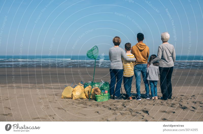 Freiwillige, die rückwärts das Meer beobachten. Strand Kind Mensch Junge Frau Erwachsene Mann Familie & Verwandtschaft Menschengruppe Umwelt Himmel alt