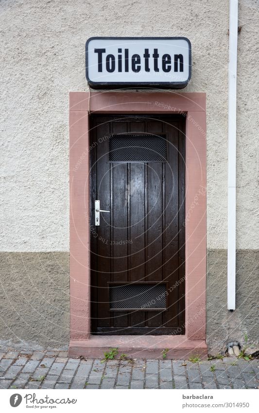 On the road again | Zwischenstopp, ich muss mal... Stadt Altstadt Gebäude Toitette Fassade Tür Schriftzeichen Schilder & Markierungen Hinweisschild Warnschild