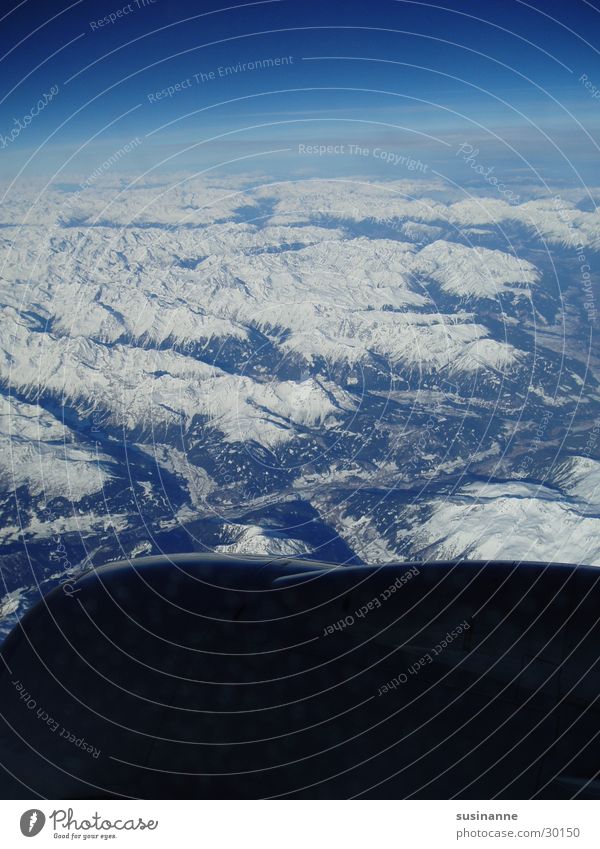 kleine welt III Flugzeug Fenster Triebwerke Luftverkehr Alpen Himmel Berge u. Gebirge Schnee